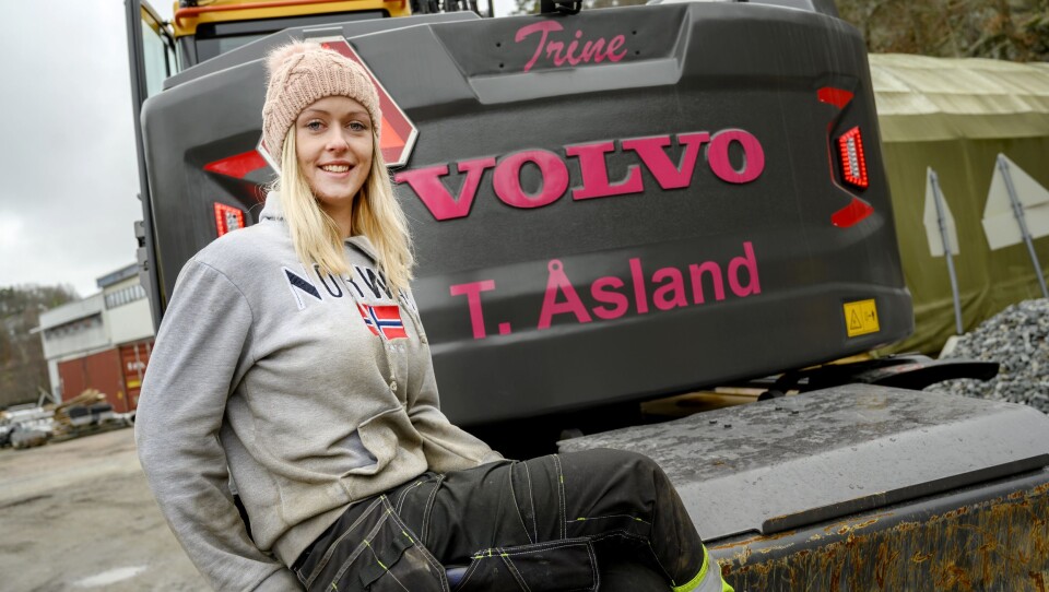 JENTEFARGE: Både Volvo-logoen og firmanavnet bak på maskinen Trine Lauen kjører, er rosa.