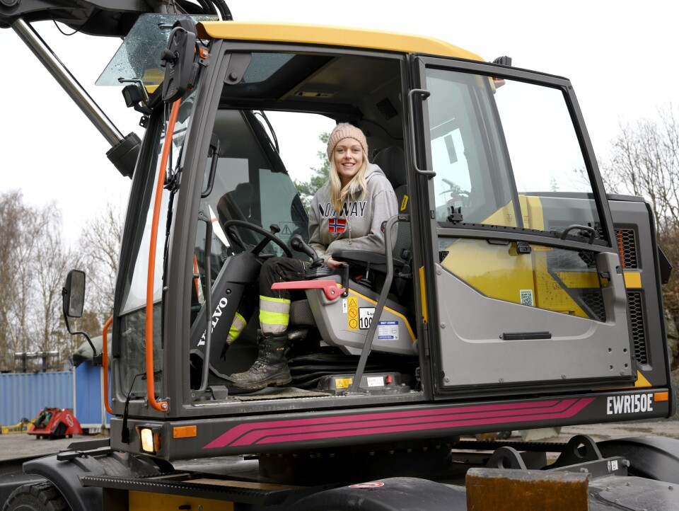 STRIPER: Trine Lauen drømmer om en helrosa gravegravemaskin, men det ble «bare» rosa striper og noen logoer på den nye Volvo EW150E-graveren.