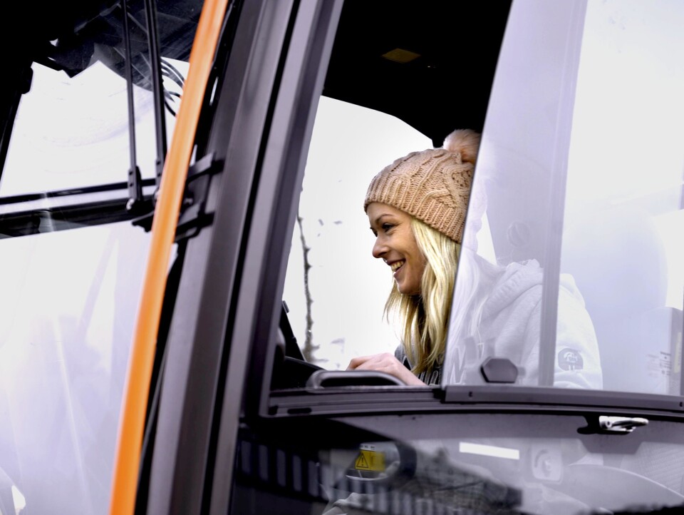 KOSER SEG: Trine Lauen storkoser seg på jobb i Volvo-hjulgraveren.