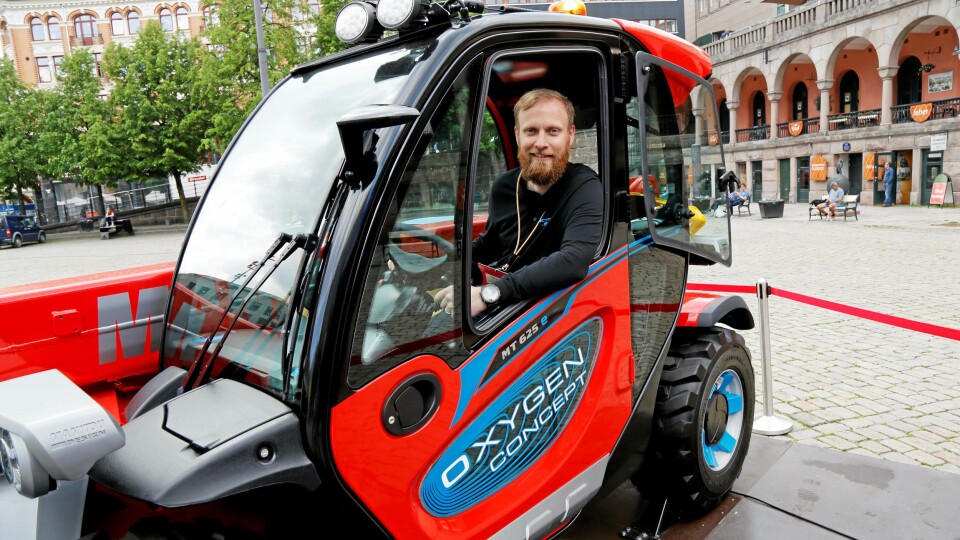 OXYGEN: Ingen tvil om hva meningen med Oxygen-konseptet til Manitou er – renere luft. Her er Hesselberg Maskin-selger Fredrik Stangeland i hytta.