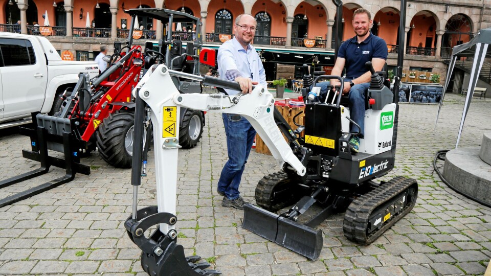 BATTERI: Paul Håkon Endresen (t.v.) i Anleggsgruppen og Kjetil Hansen i Veflen Entreprenør AS. Entreprenøren er første kunde av batteriminigraveren Bobcat E10e i Norge. Maskinen har 53 liters skuffe.
