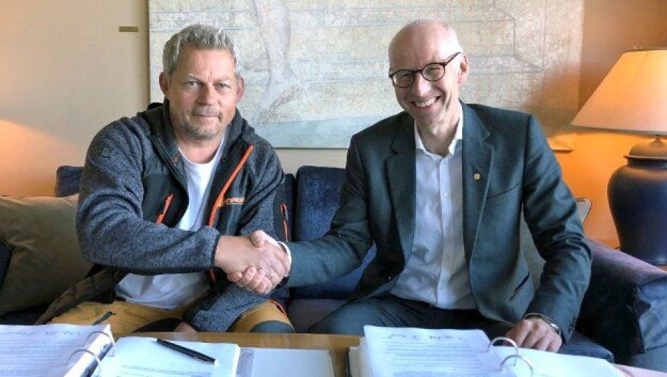 SIGNERING AV KONTRAKT: Fra venstre Steinar Bergquist, daglig leder i BMT AS og Per Morten Lund, Regionvegsjef i Statens vegvesen.