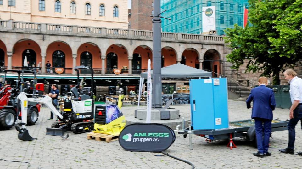 MASSE NYTT: Batteripakke på henger, elektrisk gravemaskin, hybrid vibroplate og elektrisk hjullaster hos Anleggsgruppen AS.