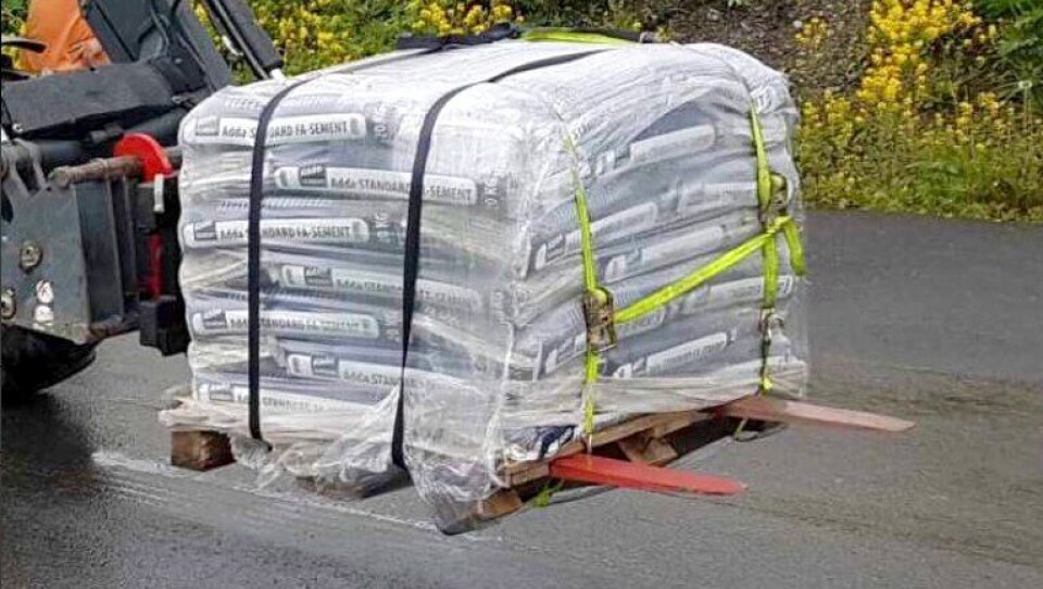 Dette ble for tung last på forakselen på traktoren etter forskriften.