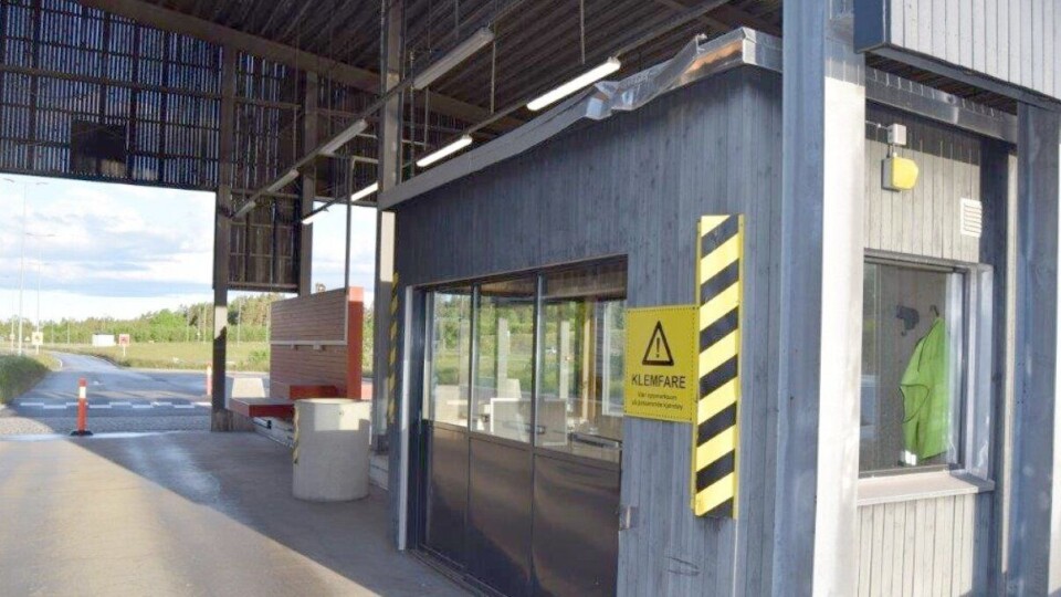 Kontrollbua på grønn sone var oppe fra fundamentet da sjåføren rygget på den. Den synlige skaden etter at vogntoget var fjernet, var at stålet på taket var ødelagt.
