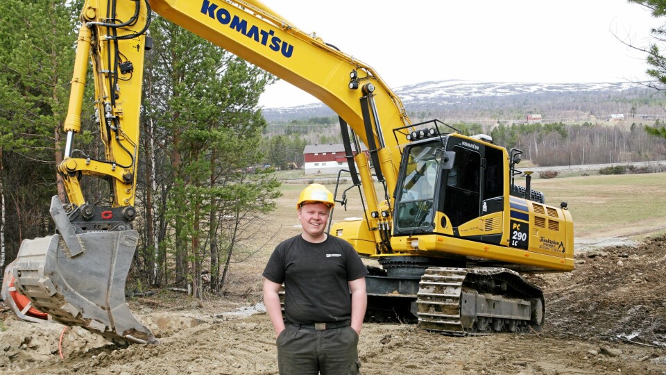 TYNGST: Den tyngste gravemaskinen er en Komatsu PC290-11 (30 tonn) som Kristoffer Krokrud bruker på det nye hyttefeltet på Lesjaverk.