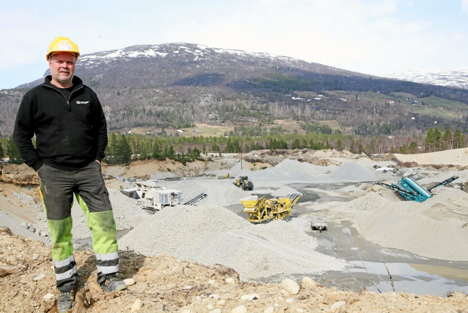MASSER: Knut Krokrud på toppen av Breivassøymoen Masseuttak som Kvekroken overtok for fire år siden. Foto Hans Fossum