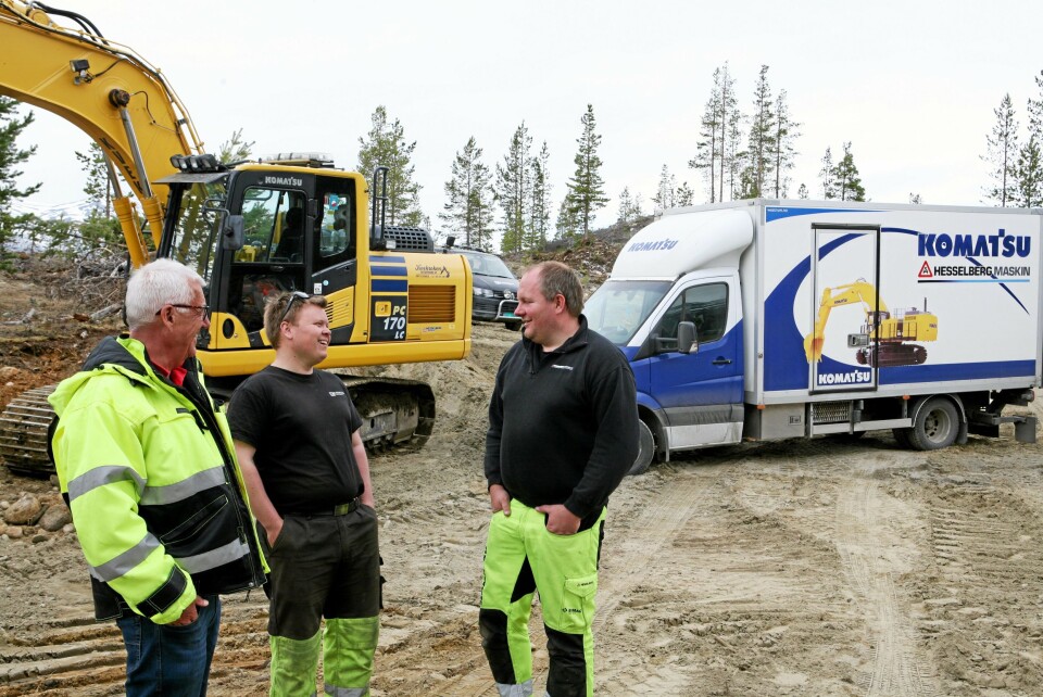 FORNØYD: Bjorli-firmaet er veldig fornøyd med servicen Hesselberg Maskin yter, her representert ved servicemekaniker Kim Arild Karlsen (t.h.) som her prater «maskin» med Kristoffer Krokrud og selger Dag Bråten, Hesselberg Maskin. Foto: Hans Fossum