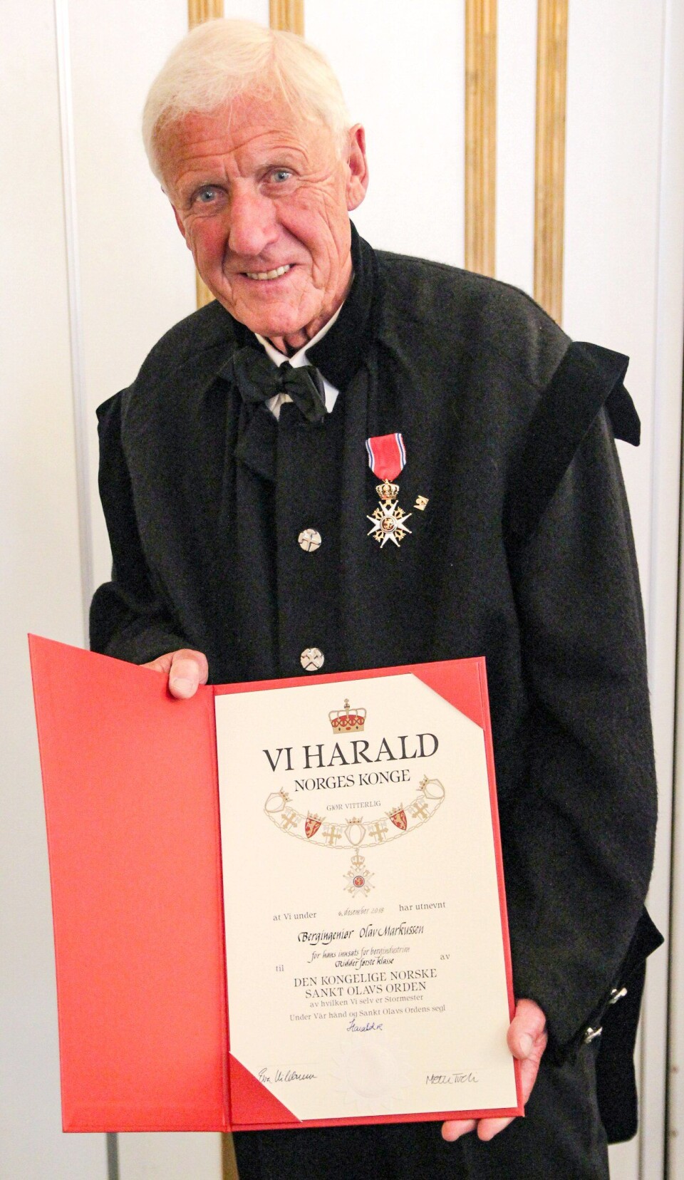 Beviset på at Olav Markussen er utnevnt til ridder av første klasse av St. Olavs orden.