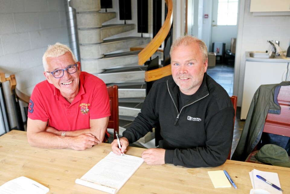 HANDEL: Knut Krokrud (t.h.) og Dag Bråten, Hesselberg Maskin, undertegner kontrakten på den syttende Komatsu-maskinen.