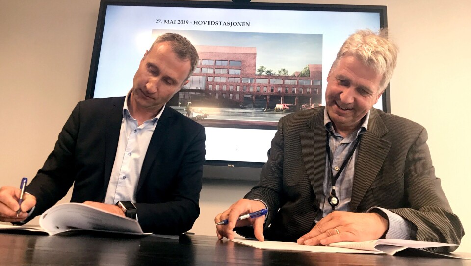 Ståle Rød i Skanska (t.v.) og Tore Fredriksen i Omsorgsbygg signerer kontrakten som er startskuddet på forprosjektet i Hovedstasjonen.