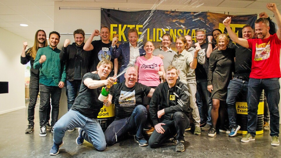 NY REKORD: Redaktør Klaus Eriksen var ikke sen om å handle inn champagne da AT.no satte rekord i antall unike brukere. Ved siden av Eriksen på samme rekke, nettansvarlig Hans Kristian Barbøl og salgsansvarlig André Berger (til høyre). Resten av gjengen jobber i og rundt AT.no og Anlegg&Transport.