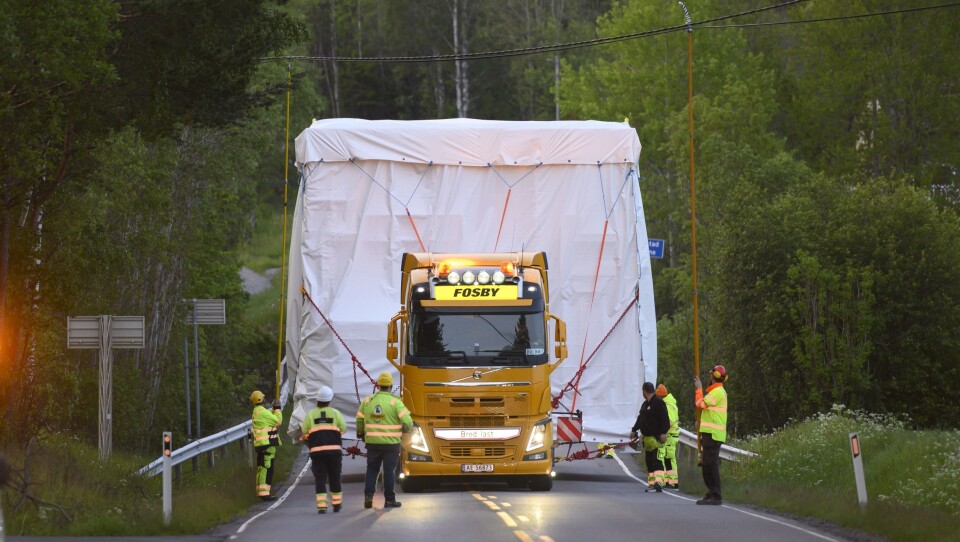 ENORM: Hele veibredden går med nå et kolli på nesten 7 meter skal flyttes langs fylkesveier.