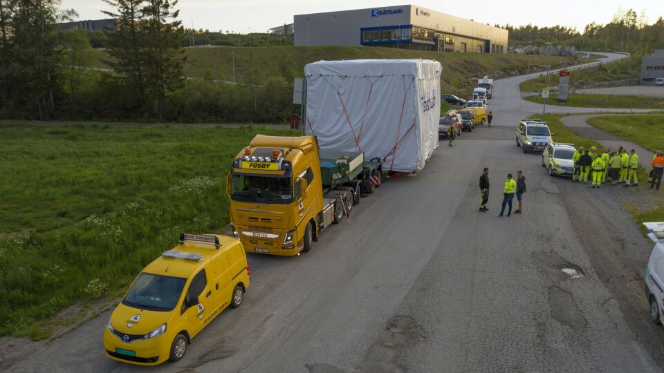 KOLOSS: Med bredde på 6,8 meter og høyde på 6,55 meter ruvet klossen bak på tilhengeren.