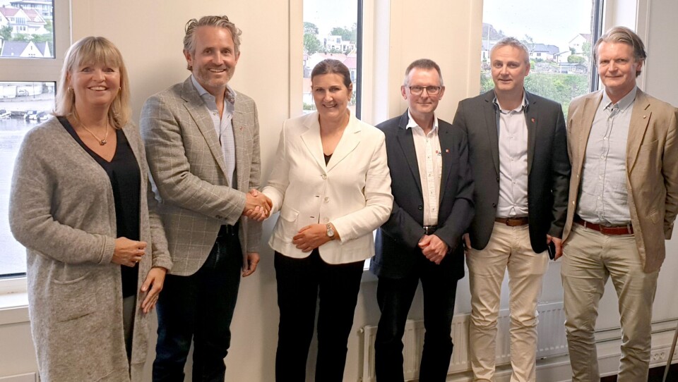 Fra venstre: Anette Aanesland (Direktør for teknologi og utbyggingsstrategi i Nye Veier), Bjørn Risa (adm. direktør i Risa AS), Ingrid Dahl Hovland (Adm. direktør i Nye Veier), Stein Arild Boi Pedersen (prosjektingeniør i Risa), Erlend Aksnes (veidriftsjef i Risa) og Magnus Johansen (leder for drift og trafikantnytte i Nye Veier).