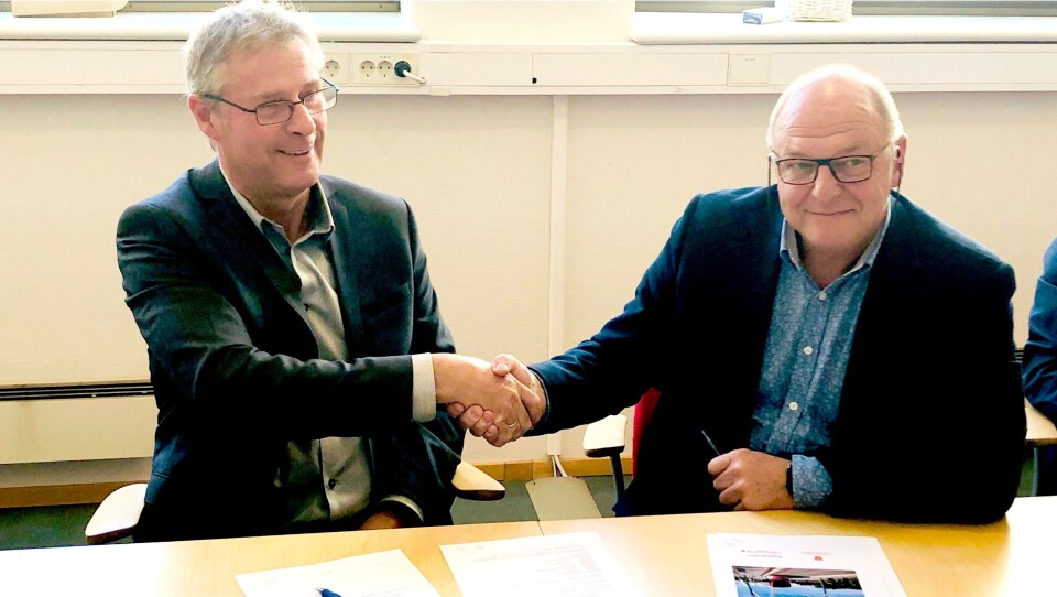 Prosjektdirektør Roger Skoglie i Bybanen Utbygging (t.v.) og konserndirektør Anlegg i Skanska Norge, Steinar Myhre signerte kontrakten til nær en milliard kroner.