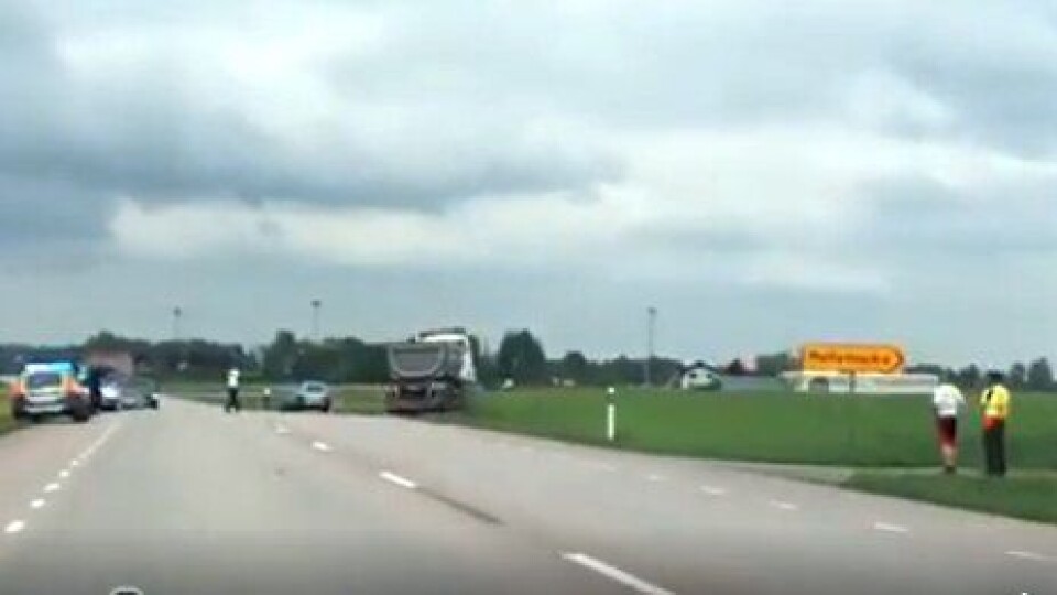 Videobilde fra da sjåføren kjørte ut i en åker i Sverige for å stanse vogntoget 20. mai 2019.