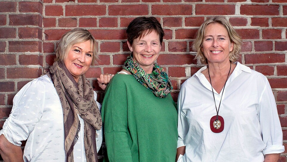 Årets veimat-vinnere. Fra venstre: Anita Gylseth som står bak Anitas Sjømat langs E10 på Sakrisøy i Lofoten, Anni Byskov som driver Annis Spisested i Ringebu langs E6 gjennom Gudbrandsdalen, og Benedikte Ferner som driver spisestedet Lokstallen ved fylkesvei 34 rett utenfor Brandbu.