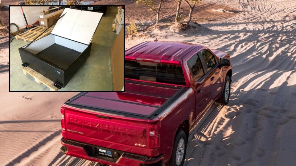 En av flere fordeler denne kista (innfelt) gir, er at brukeren kan står fritt til å bruke et hvilket som helst type planlokk eller hardtop på pickupen. Ikke bare ADR-godkjent hardtop.
