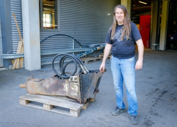 ENTUSIAST: Anders Johnsen har en glødende fascinasjon for bransjen, utstyr og maskiner. Her med sin aller første Furukawa-hammer. Kjøpt i 1998, og fortsatt i bruk.