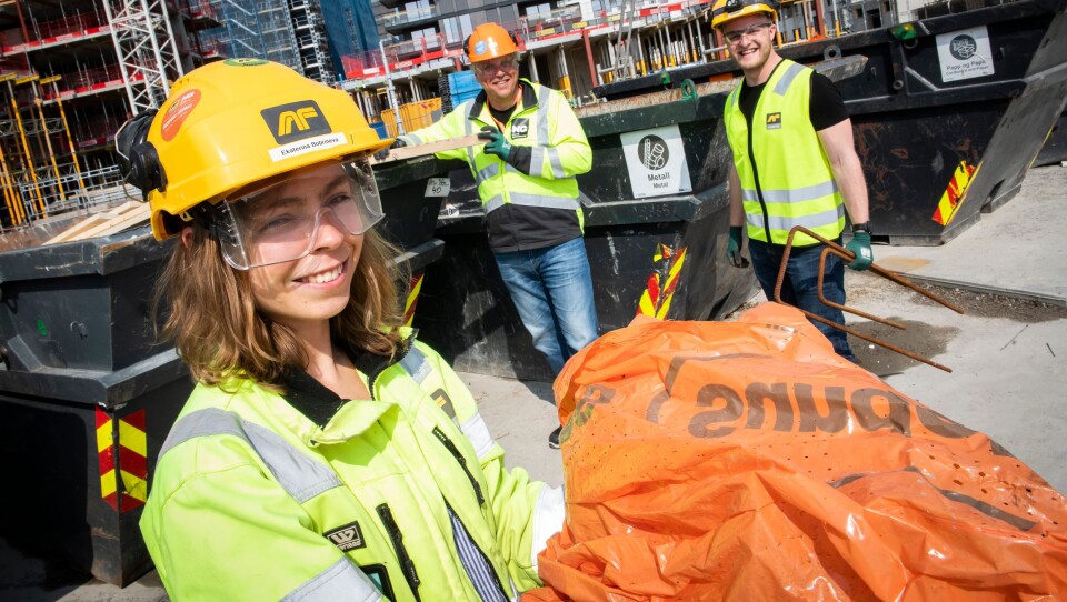 Når alt avfall sorteres i tydelig merkede containere på byggeplassen, betyr det at byggeplassmaterialene kan materialgjenvinnes. Ytre miljøansvarlig Ekaterina Bobrineva i AF Gruppen i aksjon på plassen.