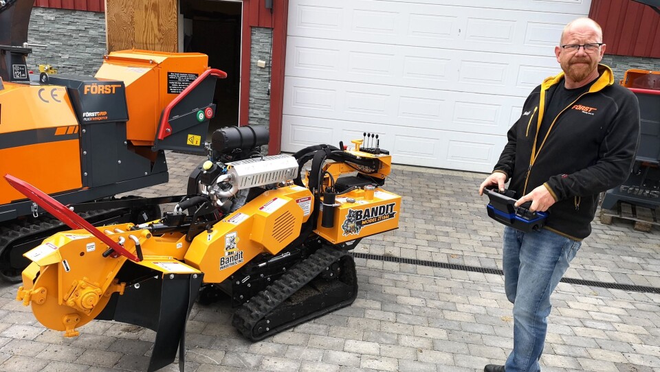 Daglig leder Joakim Unnli i Stubbeservice AS med fjernkontrollen som styrer fremdrift og fresing på stubbefresen Bandit ZT1844. Stubbeservice har bygget et fjernstyringssystem fra svenske Scanreco på fresen. Den kan også kjøres med spakene på maskinen.