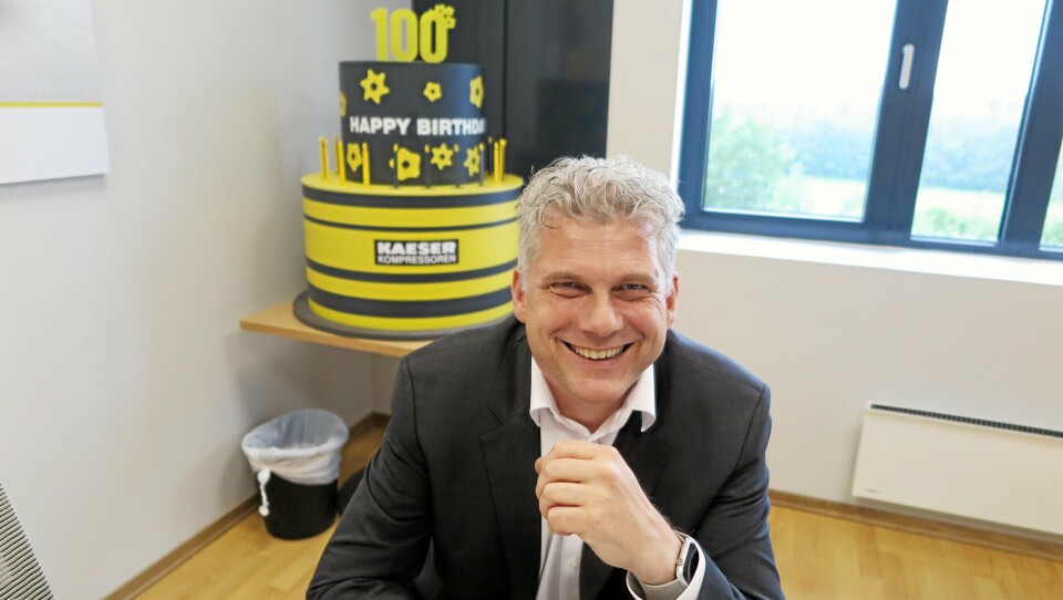 TOK KAKA: Adm. direktør Egil Krokan foran en gedigen 100-års Kaeser-kake-kopi.