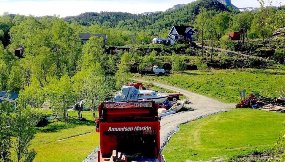 For å få ut 20 tonn med Solvågstein så måtte Ellingard bygge en helt ny vei på 70 meter frem til det nedlagte steinbruddet.