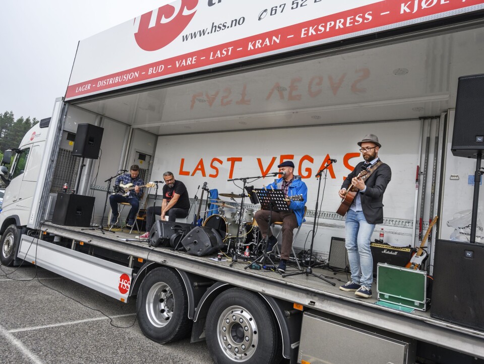 BAND: Med egne krefter var det konsert fra et lastebilplan. Selvfølgelig på et arrangement for elever og lærlinger i transportfag.