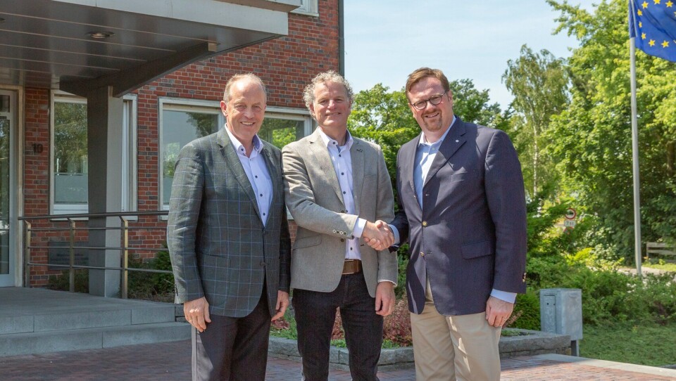 AVTALEN: Direktør Peter Joosten i Knapen Trailers (midten) bekrefter avtalen med eier og direktør Bernard Krone (til høyre) og styreformann Alfons Veer i Krone Holding.
