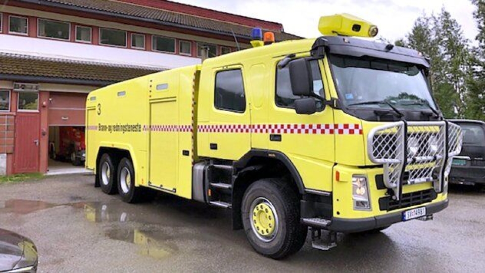 Denne brannbilen er kjøpt brukt fra Stord lufthamn, og det er ettermontert en del utstyr. Nå skal den brukes til slukking av tunnelbranner i Ofoten.