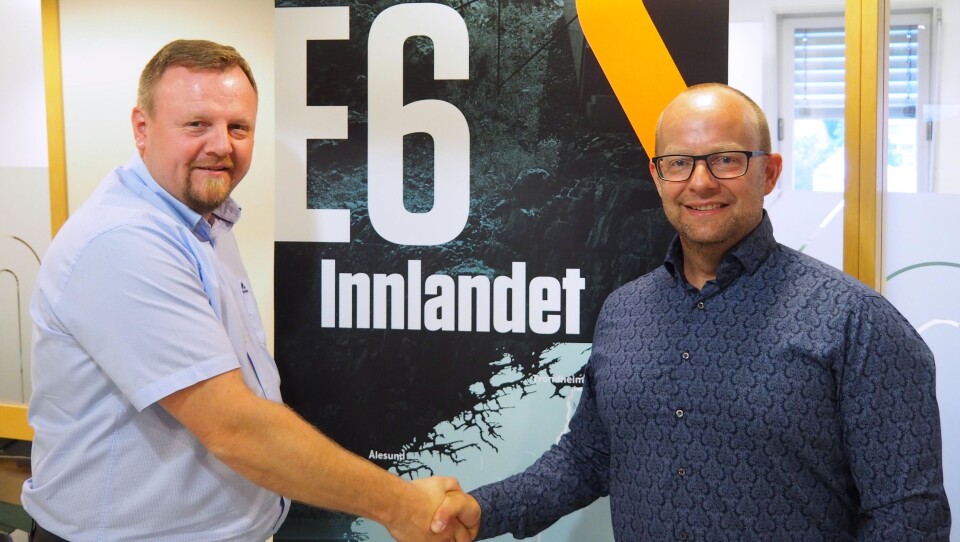 Kontraktssignering: Øyvind Moshagen (t.v.), prosjektdirektør i Nye Veier og Johan Hansson, administrerende direktør i Peab Anlegg.
