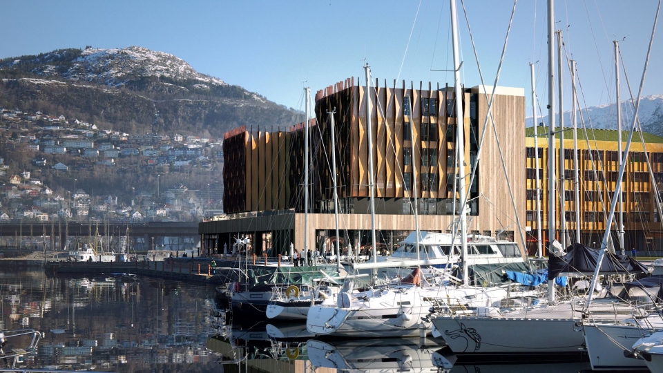 Slik skal det nye Moxy-hotellet ligge på bryggekanten i Bergen.
