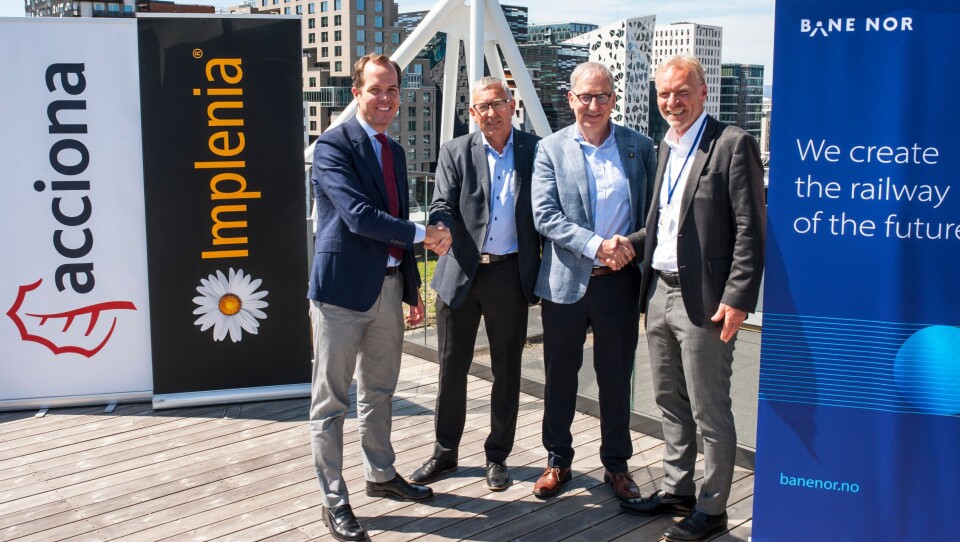 Bane Nor tegnet 28. juni 2019 kontrakt med arbeidsfellesskapet «Mossia ans» (Acciona Construcción S.A. og Implenia Norge AS). Fra venstre: Huberto Moreno (Adm.dir. Construction Business i Acciona), Jarle Rasmussen (prosjektsjef Bane Nor), Audun Aaland (Adm.dir. Implenia Norge AS) og Einar Kilde (Utbyggingsdirektør i Bane Nor).