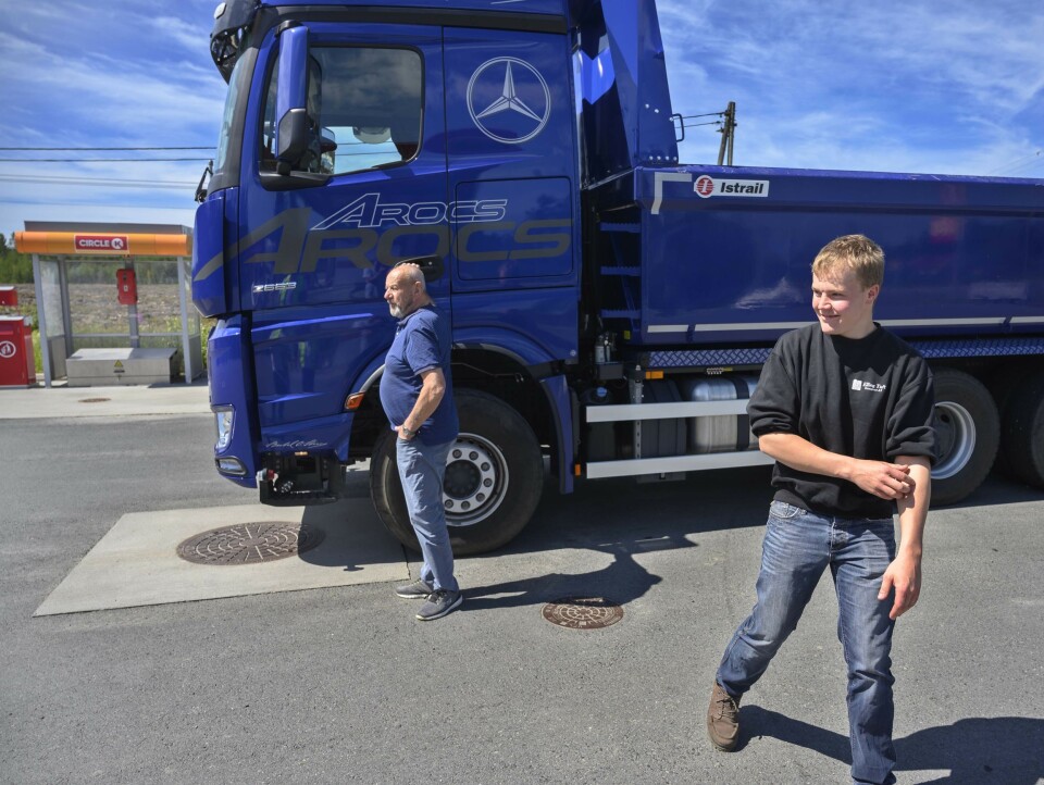VAKTSKIFTE: Knut Bakken (t.v.) gjør seg klar til å kjøre sin runde, mens Ruben Gullerud akkurat er ferdig med det som ble seiersløpet.
