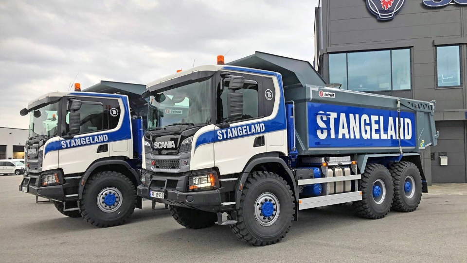 To av bilene som bidrar til de de gode tallene for Scania første halvår: To Scania P450 XT 6X6 som ble levert til Stangeland.