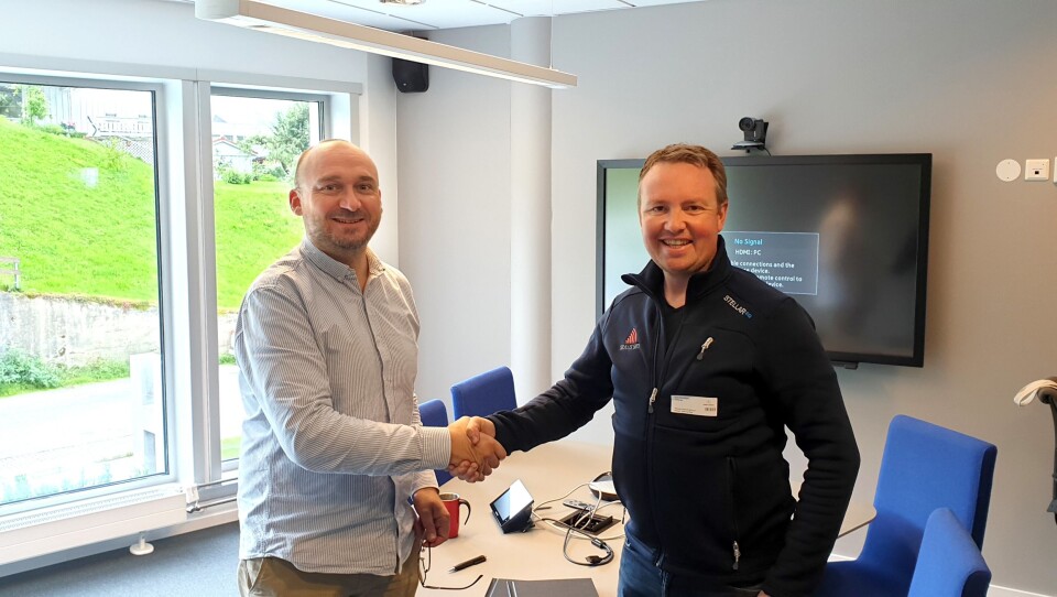 Svein Ivar Moe (t.v.) i Statens vegvesen og Lars Krangnes i Cautus Geo signerte kontrakten for skredvarsling med automatisk stengning av fylkesvei 241 i Gudvangen i juni 2019.