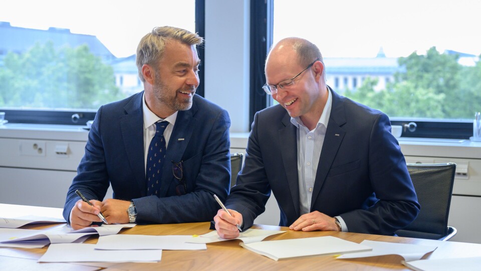 Peabs konsernsjef Jesper Göransson (t.v.) og Kari Kauniskangas, administrerende direktør i YIT, signerte avtalen.
