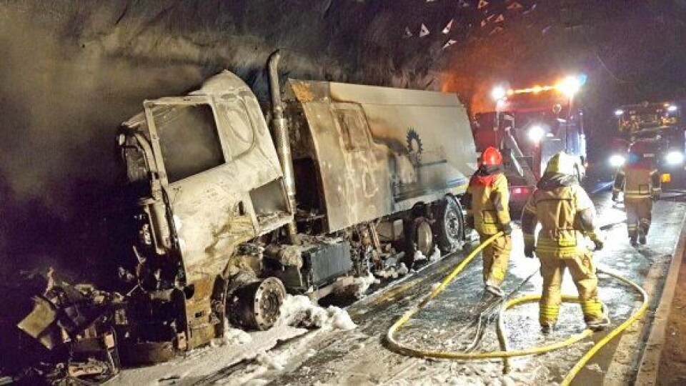 Denne feiebilen, en Scania R580 av typen LB6X2*4HNB, begynte å brenne i i Fjærlandstunnelen på riksvei 5 mellom Jølster og Sogndal 17. april 2017. Bilde fra SHTs rapport om hendelsen.