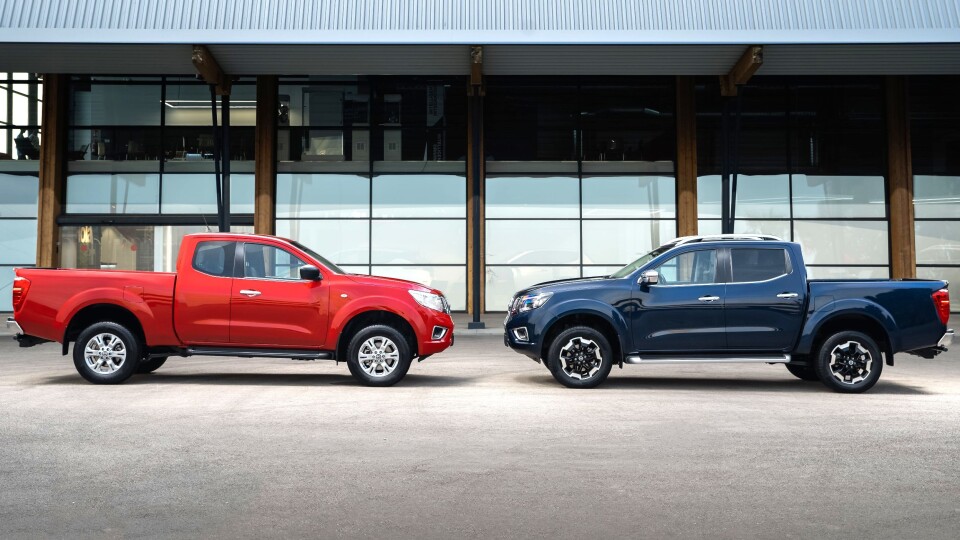 Oppgraderte og klare for Europa: Nissan Navara King Cab (rød) og Double Cab (blå).