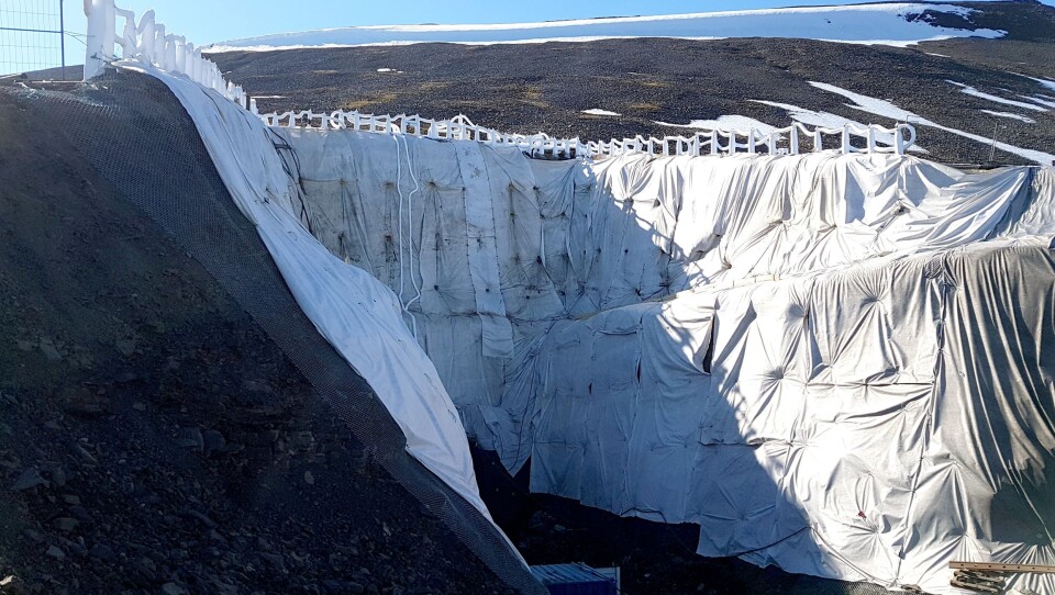 Byggegropen ved inngangen til Svalbard Globale Frøhvelv er nå sikret med grunnfrysing, etter at permafrosten begynte å svikte.