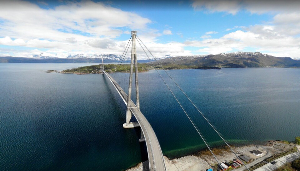 E6 Hålogalandsbrua ligger like nord for Narvik sentrum.