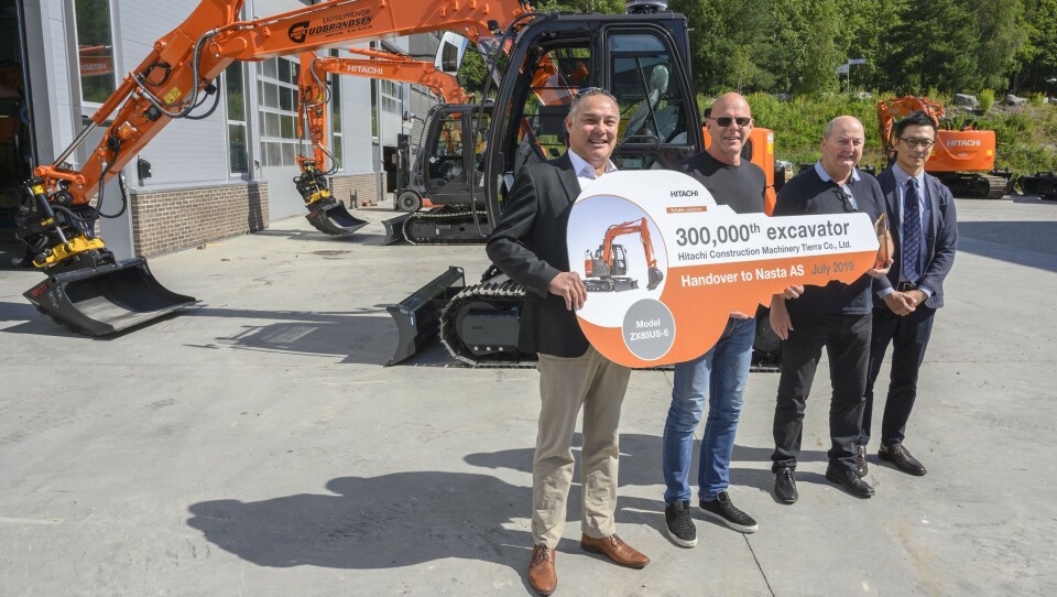 STOR NØKKEL: Det var god stemning da Mike Versteeg (t.v), kunne overlevere giganøkkelen til Nils Olav Gudbrandsen sammen med Tom Johansen og Kosuke Ogihara som synlig bevis på 8-tonner nummer 300.000.