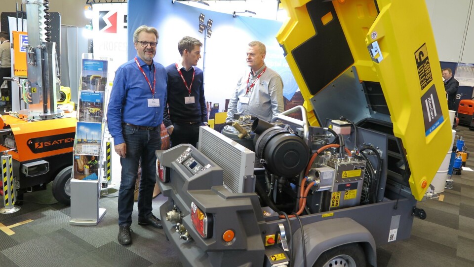 EL-KOMPRESSOR: Den første av tre nye elektrisk drevne transportable kompressorer fra Atlas Copco ble vist på Utleiekonferansen i februar 2019. Før selskapet er på plass i kommende lokaler på Vestby, er kompressorrangen trolig utvidet ytterligere. Jørn E. Bjaranger (t.v.) og Jon-Andreas Ellefsen (t.h.) orienterer Lars Zahl i Ramirent på bildet.
