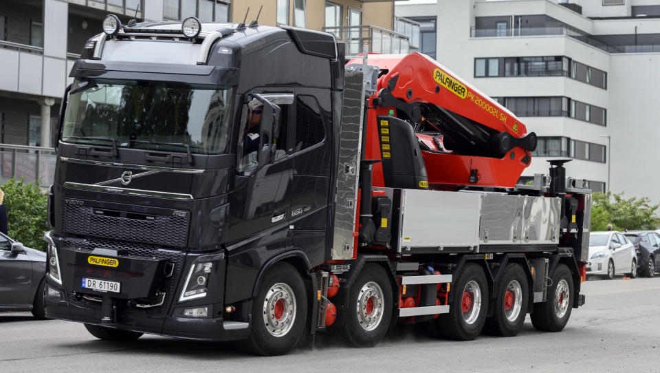 STØRST: Enn så lenge finnes det ikke større lastebilkraner enn 200 tonnmeteren fra Palfinger, her montert på Stein Grøttings nye Volvo FH16 650. Kranen ligger langs etter planet når den er pakket.
