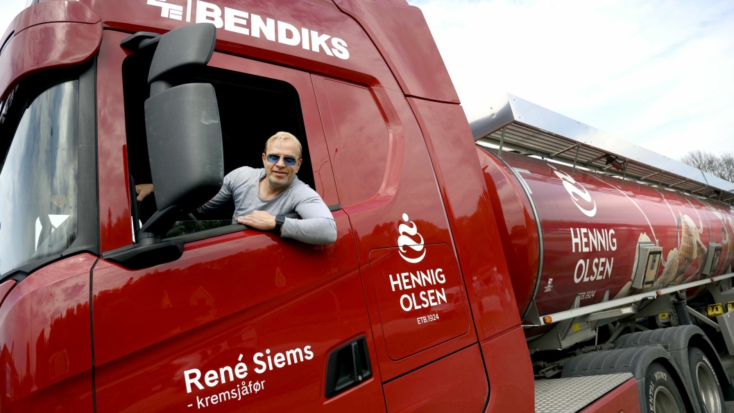 FLØTEEKSPRESSEN: To ganger i uka kjører René Siems mellom Levanger og Kristiansand med fløte til Henning Olsen Is.