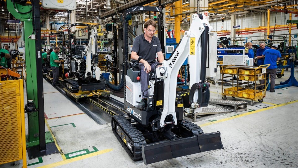 FØRST: Første Bobcat E10e ut fra samlebåndet i Dobris. (Foto: Bobcat)