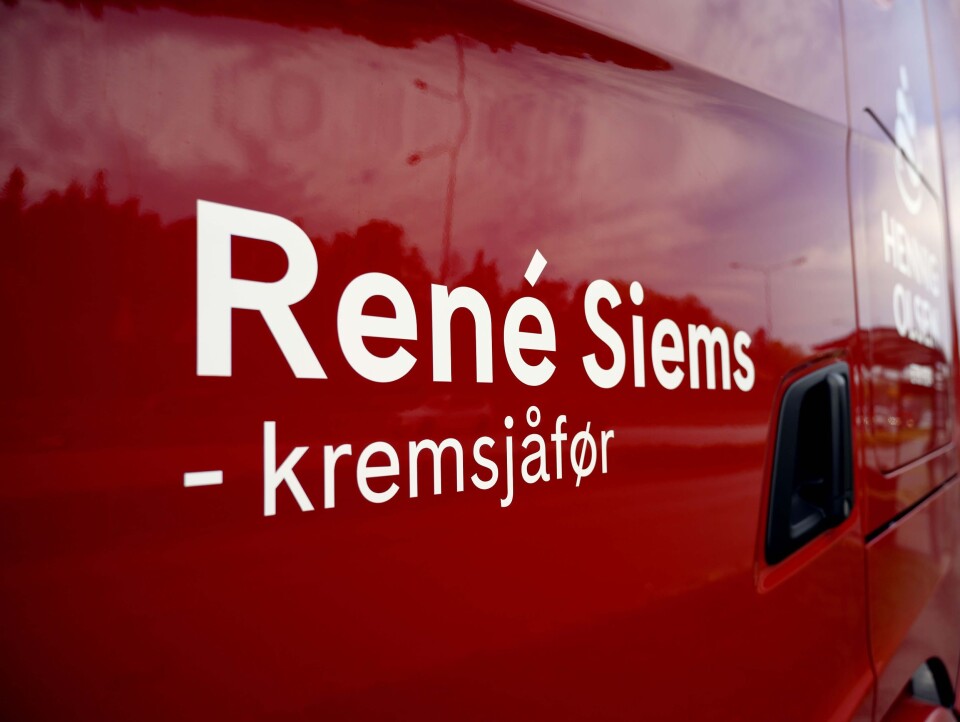 KREMSJÅFØR: René Siems gjorde store øyne da han hentet den nye bilen. Han hadde ikke ventet å finne sitt eget navn og Kremsjåfør på døra.