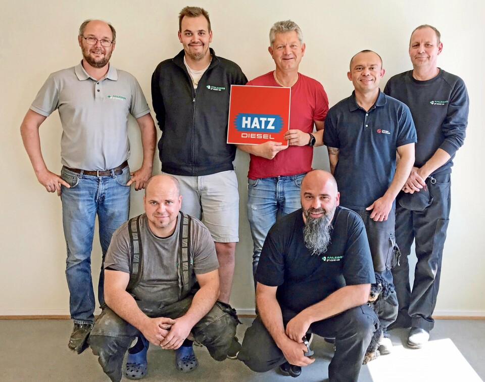 KLART: Anleggsgruppen tar over Hatz. Foran fra venstre: Ciprian Birsan (servicetekniker) og serviceleder Hilmar Zehe. Bak fra venstre: Paul Håkon Endresen (salgssjef), Christer Teigen (delelager), Per Gunnar Holmgren (daglig leder), Sajan Holmgren (delelager) og Svein Tore Jørgensen verkstedleder. KLART: Anleggsgruppen tar over Hatz. Foran fra venstre: Ciprian Birsan (servicetekniker) og serviceleder Hilmar Zehe. Bak fra venstre: Paul Håkon Endresen (salgssjef), Christer Teigen (delelager), Per Gunnar Holmgren (daglig leder), Sajan Holmgren (delelager) og Svein Tore Jørgensen verkstedleder.