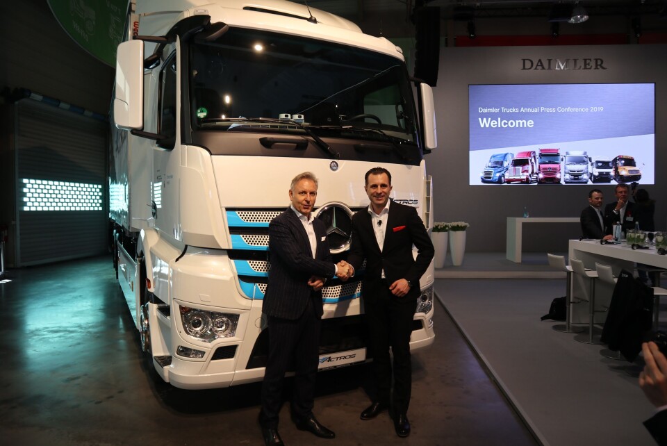 Stefan Buchner, sjef for Mercedes-Benz Trucks overleverte i februar 2019 en av de første eActrosene til Rainer Schmitt, adm. dir. i Logistik Schmitt.